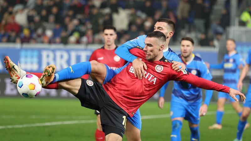 Dritte Niederlage vom SV Wehen: Braunschweig gewinnt 3:1 Wiesbadens Ivan Prtajin (vorne) und Braunschweigs Hasan Kurucay im Kampf um den Ball.