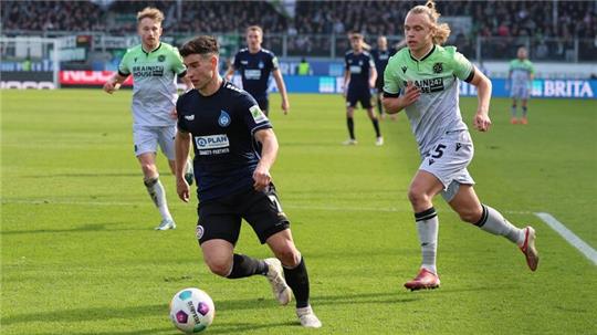 Wiesbadens Robin Heußer (l) und Hannovers Lars Timo Gindorf (r).