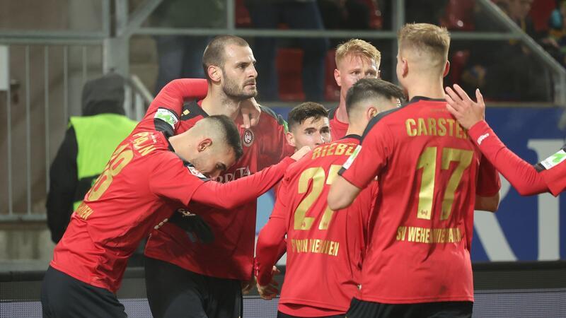 Wiesbadens Torschütze Aleksandar Vukotic (2.v.l.) und seine Mannschaftskollegen feiern das 1:0.