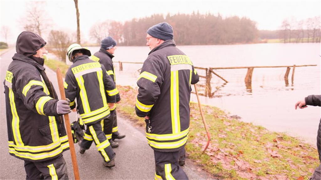 Wiesen in Gräpel stehen unter Wasser.