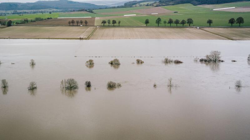 Hochwasserlage: Kampf gegen Überflutung und Aufatmen Wiesen und Felder werden vom Hochwasser der Weser überflutet.