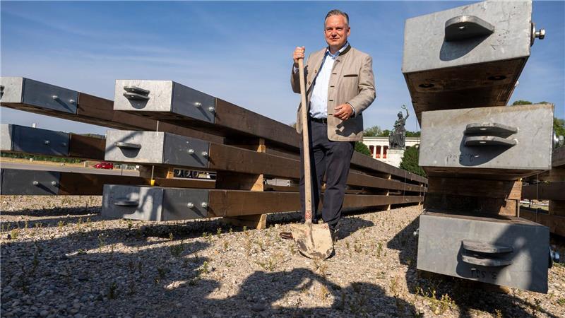 Wiesn-Fieber mit Wackelkontakt - „Vorfreude steigt“ Wiesnchef Christian Scharpf auf der Oktoberfest-Baustelle. (Archivbild)
