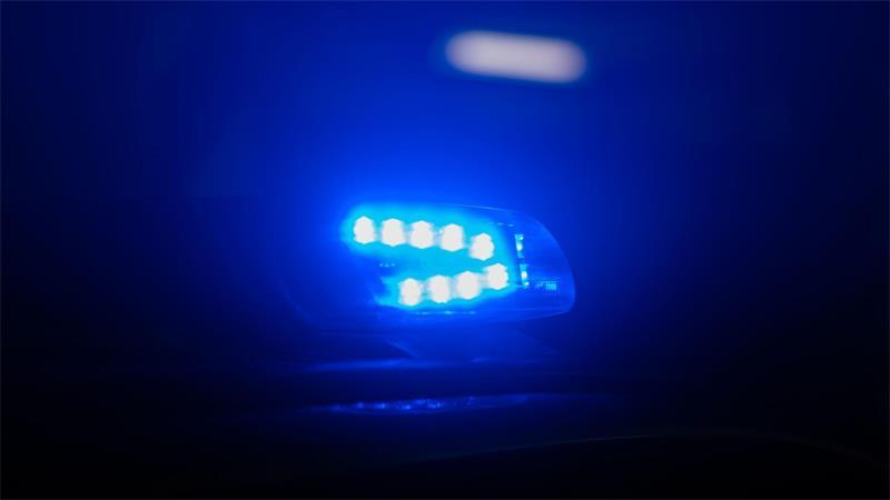 Wieso das Auto in den Gegenverkehr geriet, ist laut Polizei noch unbekannt. (Symbolbild)