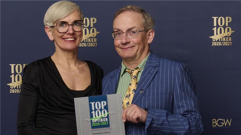 Wigald Boning überreicht Augenoptikermeisterin Ulrike Fischer von Fischer Auge & Optik aus Stade die Urkunde.