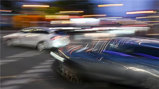 Wild-West in der Innenstadt? Bitte nicht, denn wer etwa beim Spurwechsel nicht genug aufpasst, haftet allein. 