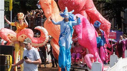 Wild, bunt und ausgelassen hat Hamburg den CSD mit einer Demo gefeiert.