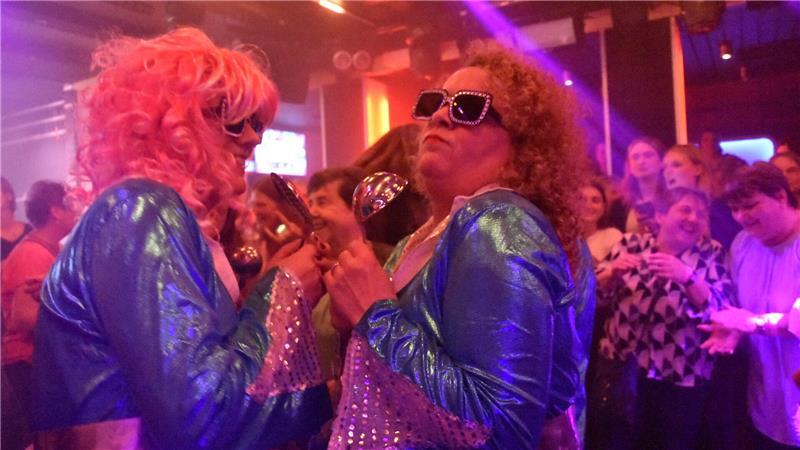 Wilde Landfrauen-Party mit Abba-Doubles.