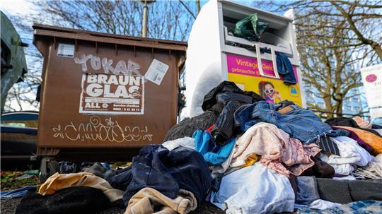 Wilde Müllkippen neben Altkleider-Containern sind ein Problem in vielen Städten. (Symbolbild)