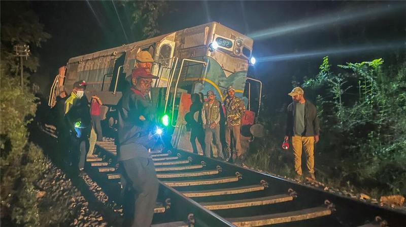 Sechs Elefanten sterben in Sri Lanka bei Kollision mit Zug Wildhüter und Polizeibeamte stehen an einer entgleisten Lokomotive, nachdem ein Personenzug mit einer Elefantenherde zusammengestoßen ist. (Foto aktuell)