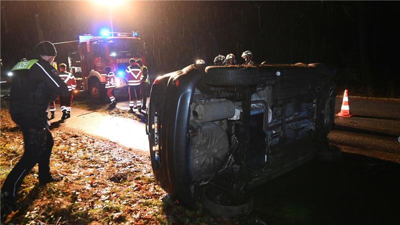 Wildunfall: Ein Polizist bei der Unfallaufnahme auf der K44 zwischen Horneburg und Deinste.
