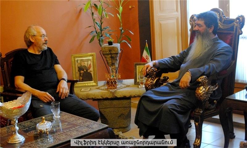 Wilfried Eggers im Gespräch mit Bischof Nishan Topusian . Foto: privat