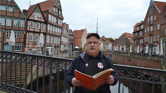 Wilfried Flemke sammelt für die Kinderkrebshilfe Oste und hat jede Spende in einem Ordner vermerkt.
