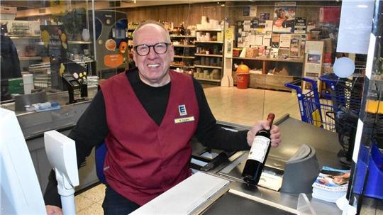 Wilfried Hargens sitzt, wie in den letzten fast 50 Jahren oft, an der Kasse des Heeslinger Supermarktes. Ab dem 1. Januar ist damit Schluss.