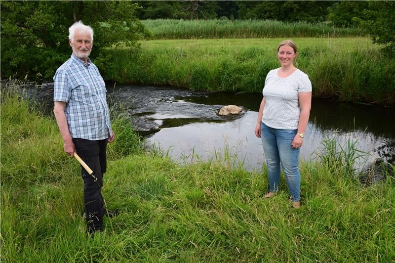 Steine in der Este sorgen für Streit in Buxtehude Wilfried Peper und Katharina Mewes (beide BBG/FWG) an einer Stelle der Este unterhalb von Daensen, an der Steine in das Gewässer eingebracht wurden Foto: Sulzyc