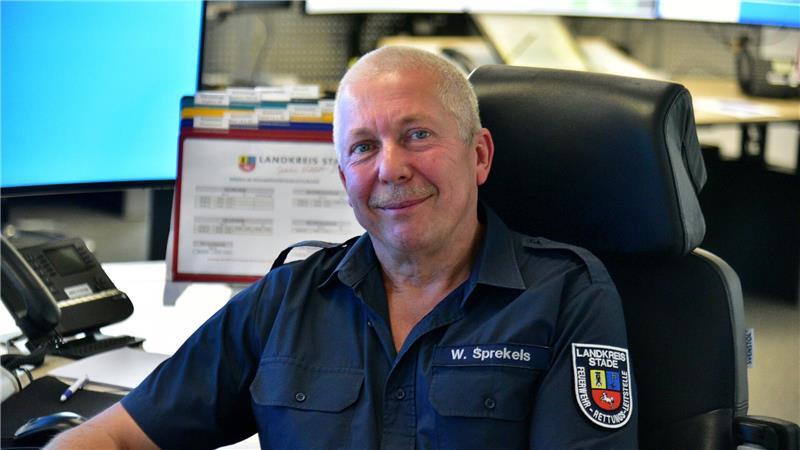 Wilfried Sprekels in seiner Leitstelle in Stade-Wiepenkathen.