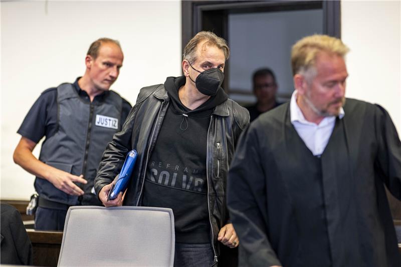„Höxter Horrorhaus“: Gutachter sieht Wiederholungsgefahr Wilfried W. (M) betritt den Gerichtssaal. Rund dreieinhalb Jahre nach den Urteilen im Prozess um das „Horror-Haus“ in Höxter prüft das Landgericht Paderborn, ob gegen den verurteilten Täter nachträglich eine Sicherungsverwahrung verhängt werden muss. Angesetzt sind fünf Verhandlungstage. Foto: David Inderlied/dpa