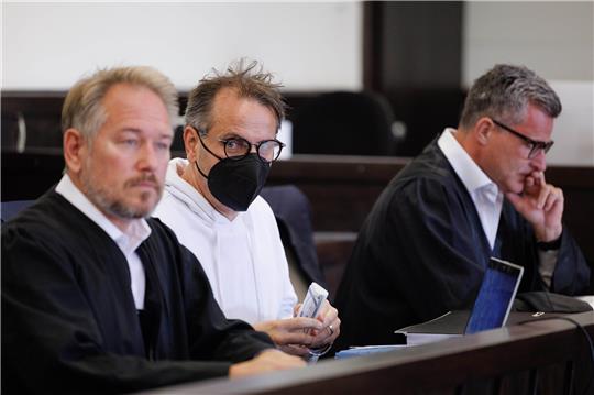 Wilfried W. sitzt neben seinen Verteidigern Carsten Ernst (l) und Detlev Otto Binder (r) in einem Saal vom Landgericht Paderborn.  Foto: Friso Gentsch/dpa