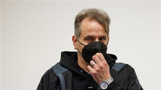 Wilfried W. steht in einem Saal vom Landgericht Paderborn.