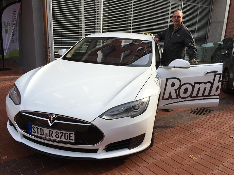 Wilfried Wittger mit seinem Tesla-Taxi. Foto: Wisser