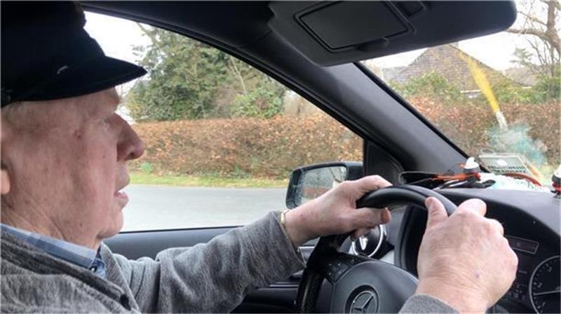 Gefahr im Straßenverkehr? Er fährt mit fast 90 Jahren noch Auto Wilhelm Brickwedel aus Elmlohe wird im Herbst 90 Jahre alt. Auf das Autofahren will er noch nicht verzichten. Deshalb hat der Rentner einem Fahrtest gemacht. Foto: Levin Meis