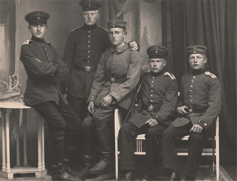 Wilhelm Hauschild im Krieg. Der 17 Jahre alte Soldat sitzt ganz rechts. Er wurde 1916 ins Großherzoglich- Mecklenburgische Feld-Artillerie-Regiment Nummer 60 eingezogen. Foto Familie