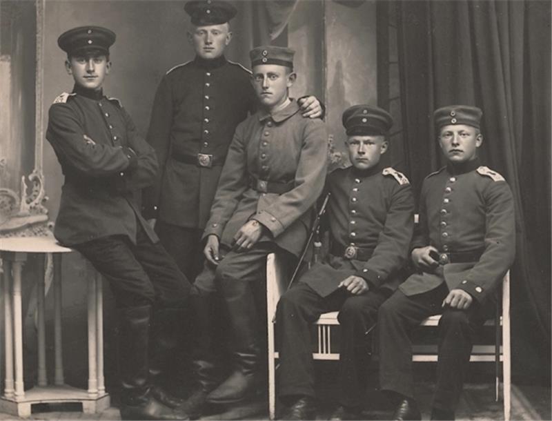 Dankbarkeit für den Frieden Wilhelm Hauschild im Krieg. Der 17 Jahre alte Soldat sitzt ganz rechts. Er wurde 1916 ins Großherzoglich- Mecklenburgische Feld-Artillerie-Regiment Nummer 60 eingezogen. Foto Familie