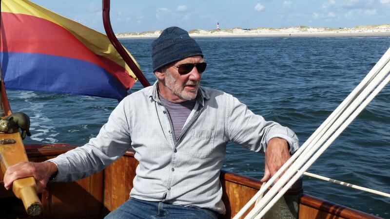 Wilhelm Ruempler auf dem Meer mit seinem Segelschiff Johanna von Amrum - natürlich unter Amrumer Flagge.