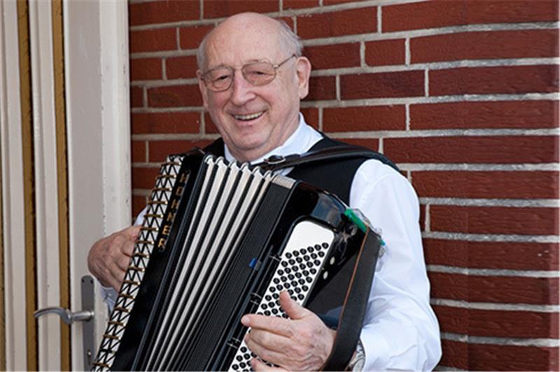 Wilhelm Stubbe ganz in seinem Element: Wenn die Stimmung gut ist, greift er gerne mal zum Akkordeon und bringt seinen Gästen ein Ständchen.