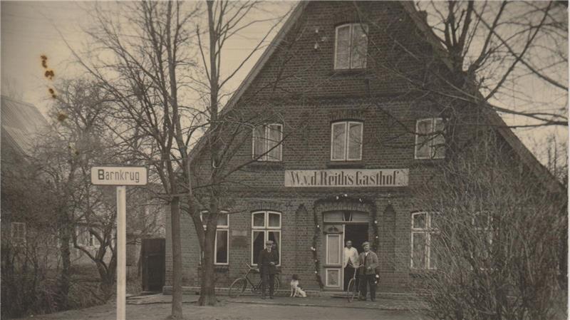 Ehemalige Barnkruger Gaststätte schmückt jetzt ein neues Reetdach Wilhelm von der Reith gehörte ursprünglich das Haus von Antje Forner und Matthias Schlüter.