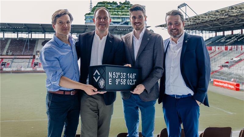 Viebrockhaus wird Partner des FC St. Pauli Wilken Engelbracht, kaufmännischer Geschäftsleiter des FC St. Pauli, und Vereinspräsident Oke Göttlich erhalten einen Viebrockhaus-Eckstein für das Millerntor-Stadion von Lars und Dirk Viebrock, CEOs der Viebrockhaus AG (von links).