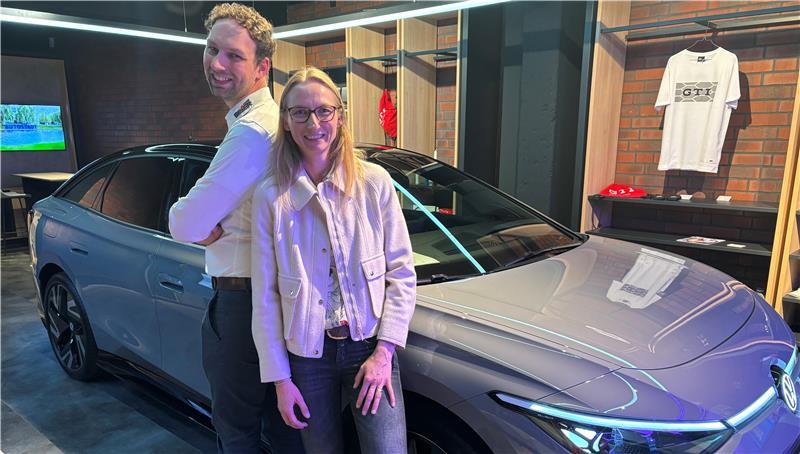 Wilken Meyer und Anne-Kathrin Kahrs bei violetter Eventbeleuchtung im VW City Store in Buxtehude. Die Geschwister leiten gemeinsam das Familienunternehmen Autohaus Ludwig Meyer in der fünften Generation.