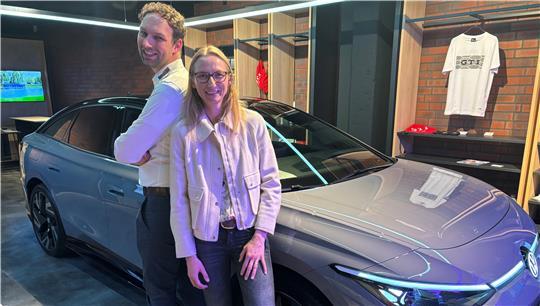 Wilken Meyer und Anne-Kathrin Kahrs bei violetter Eventbeleuchtung im VW City Store in Buxtehude. Die Geschwister leiten gemeinsam das Familienunternehmen Autohaus Ludwig Meyer in der fünften Generation.