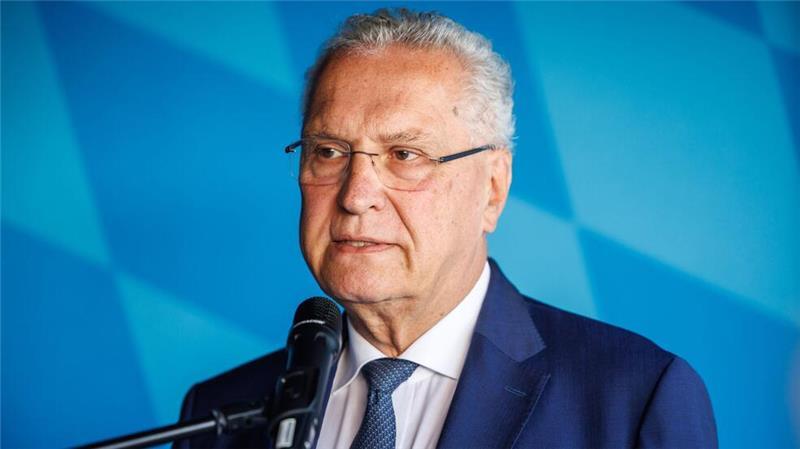 Gewalt im Fußball: Drängender Gipfel oder reiner Populismus? Will DFB und DFL beim Thema Gewalt im Fußball in die Pflicht nehmen: Bayerns Innenminister Joachim Herrmann (CSU).