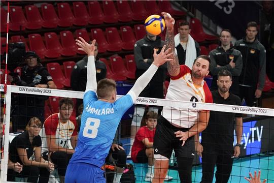 Will Deutschlands Volleyballer zu Olympia nach Paris schmettern: Georg Grozer (hinten).