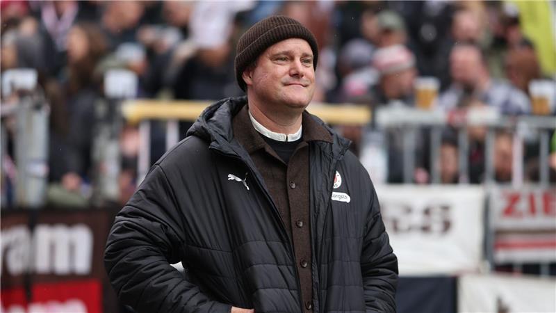 Will Trainer Alexander Blessin halten: St. Paulis Präsident Oke Göttlich.  
