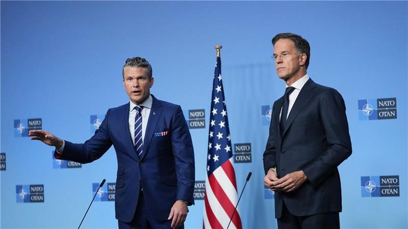 Will, dass die Europäer US-Waffenlieferungen für die Ukraine bezahlen: US-Verteidigungsminister Pete Hegseth (l), hier mit Nato-Generalsekretär Mark Rutte.