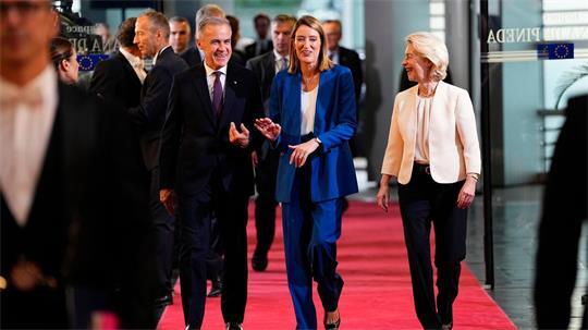 Will die Idee eines Europäischen Sicherheitsrates verwirklichen und auch Kanada einbeziehen: EU-Kommissionspräsidentin Ursula von der Leyen (r), hier mit Parlamentspräsidentin Roberta Metsola und Kanadas Premierminister Mark Carney.