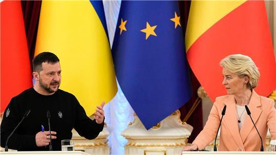 Will einen schnellen EU-Beitritt: Der ukrainische Präsident Wolodymyr Selenskyj, hier bei einer Pressekonferenz mit EU-Kommissionspräsidentin Ursula von der Leyen. (Archivbild)