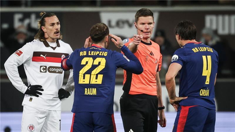 Will es erst nicht wahrhaben: Leipzigs David Raum beim Schiedsrichter.