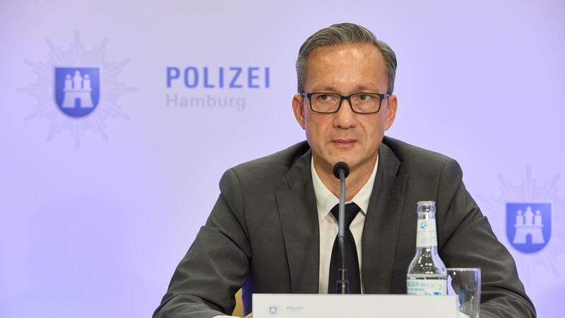Will mehr Sicherheit in den Stadien: Hamburgs Polizeipräsident Falk Schnabel. (Archivfoto)