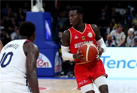 Will mit dem deutschen Basketball-Nationalteam den WM-Titel: Dennis Schröder (r).
