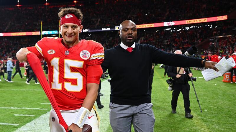 „Laut und leidenschaftlich“: Deutschland begeistert Mahomes Will wieder nach Deutschland kommen: Patrick Mahomes (l).