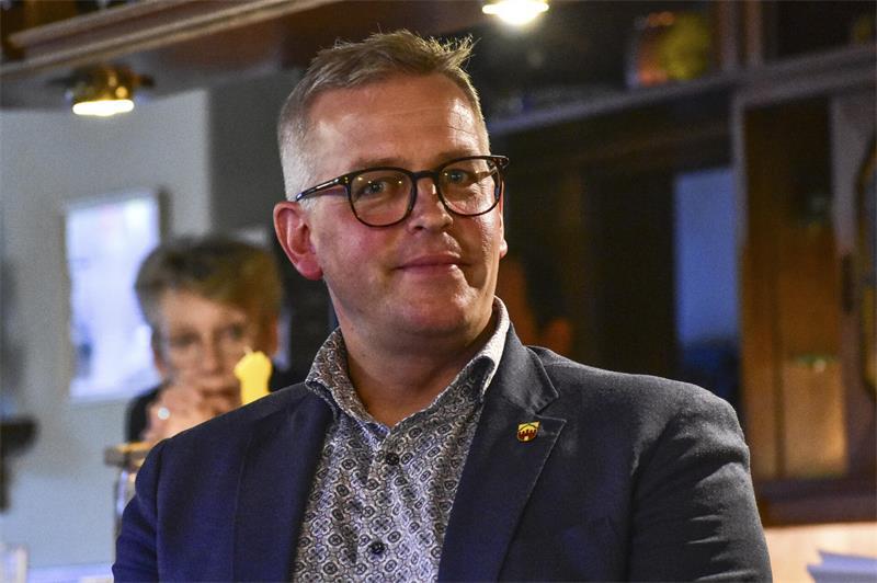 Am Kneipentresen: Bürger entlocken Willenbockel in Horneburg halbes Geständnis Will wiedergewählt werden: Horneburgs Samtgemeindebürgermeister Knut Willenbockel folgte 2021 auf Matthias Herwede. Er ist 48 Jahre alt, Vater einer Tochter und hat zwei jüngere Geschwister. Aufgewachsen ist er in Bergen im Landkreis Celle.