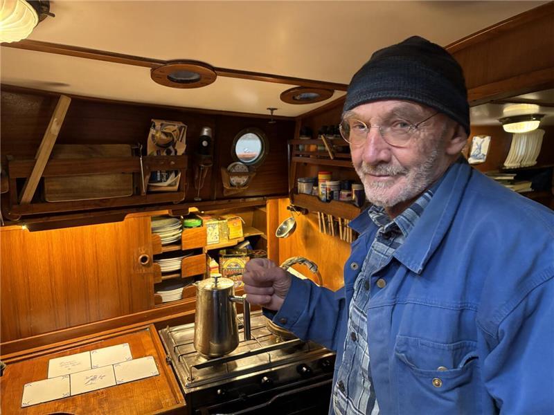 Willem Ruempler in der Kombüse seiner Johanna.