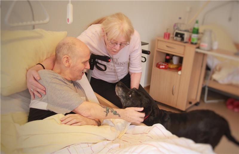Willem und Margret Jager mit Skibby im Este-Wohnpark in Buxtehude.