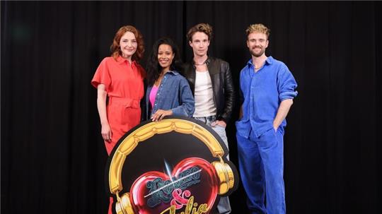 Willemijn Verkaik (l-r) als Anne Hathaway, Chiara Fuhrmann als Julia, Raphael Groß als Romeo und Andreas Bongard als William Shakespeare.