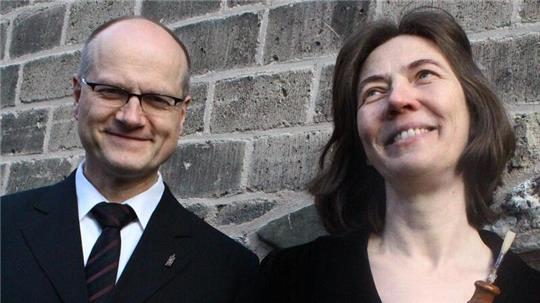 Willi Kronenberg (Cembalo) und Karla Schröter (Barockoboe) spielen beim Neujahrskonzert.