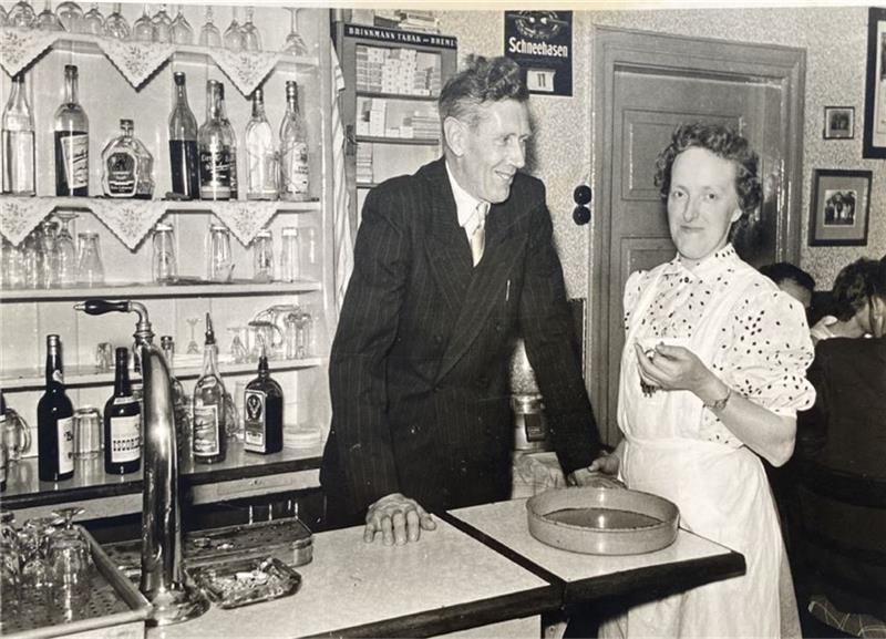 Willi und Hilda Dieckmann in ihrem Gasthaus in Burweg.