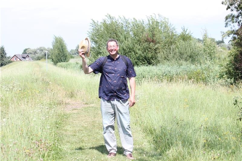 Willi wandert – bei seiner zweiten Tour auf dem bewachsenen Estedeich . Foto: Bröhan