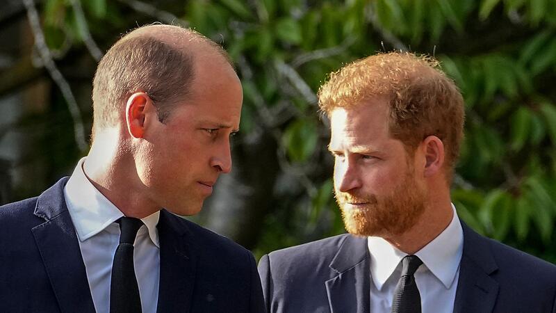 William und Harry beim Begräbnis für die verstorbene Königin Elizabeth II. vor Schloss Windsor.